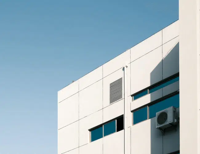 Aire acondicionado de alta capacidad en gimnasio de Guadalajara con personas ejercitándose